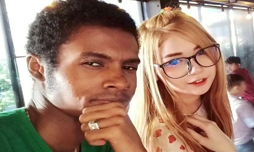 Chàng trai đen nhẻm vẫn cưới được vợ xinh như hot girl