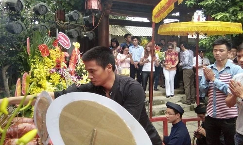 Lệ Rơi bị dân mạng châm chọc vì đi cúng Tổ nghề