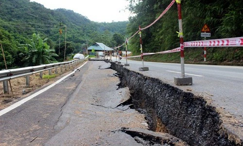 Cận cảnh quốc lộ nghìn tỷ nứt toác kéo dài ở Thanh Hóa