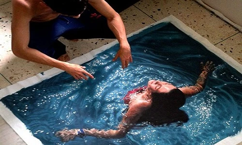 Cựu VĐV bơi lội vẽ tranh 3D gợi cảm, sống động