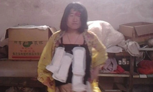 Cô gái xấu lạ nổi tiếng nhờ thú vui "dở người"