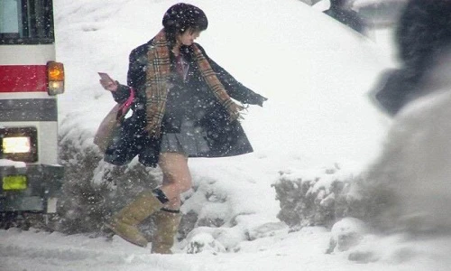 Trời rét dưới 0 độ C, nữ sinh Nhật Bản vẫn mặc váy siêu ngắn