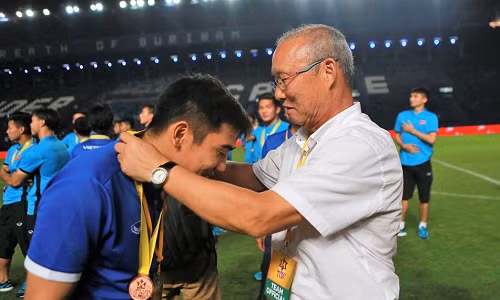 HLV Park Hang-seo nhường huy chương cho bác sĩ của U23 Việt Nam