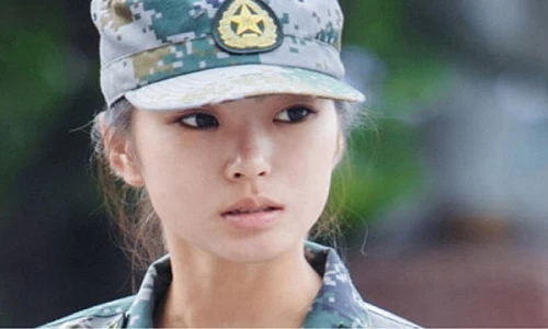 Danh tính nữ HLV quân sự xinh đẹp nổi tiếng nghiêm khắc