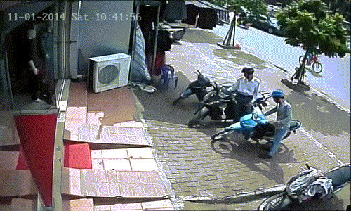 Tên trộm bẻ khóa xe chớp nhoáng ngay trước cửa.