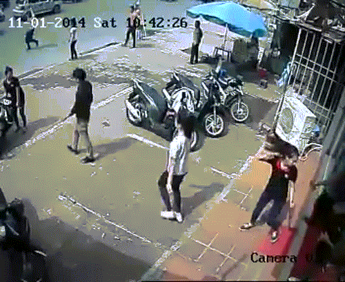 Cảnh người dân ngăn chặn tên trộm phóng xe bỏ chạy.