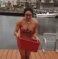 Là một thử thách, vì vậy trong lúc tham gia các bạn trẻ hoàn toàn có thể gặp phải những rủi ro. Nhiều người khuyến cáo về những tai nạn có thể gặp phải với quần áo khi các bạn trẻ dội nước đá lên người.