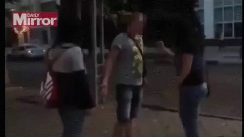 Cú đấm "sát thủ" cùng cú đá bồi vào hạ bộ của hai cô gái hạ gục chàng trai ngay trên vỉa hè.