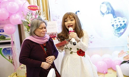 Sinh nhật cảm động của cô giáo xinh đẹp bị ung thư 