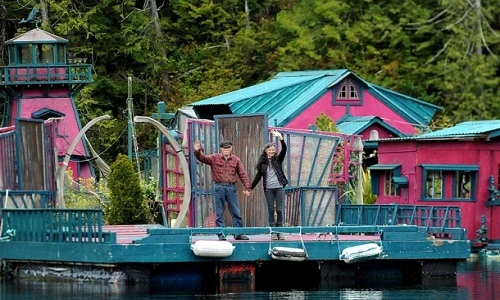 Ngưỡng mộ đôi vợ chồng sống "lạc trôi", sướng như ở thiên đường