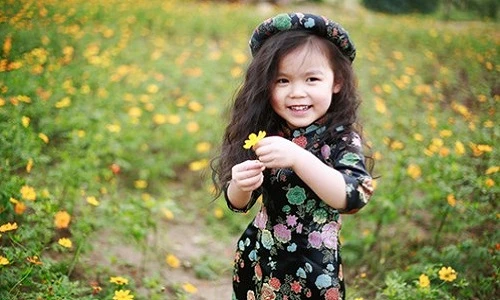Nhóc tỳ đáng yêu diện áo dài đón xuân "đốn tim" dân mạng