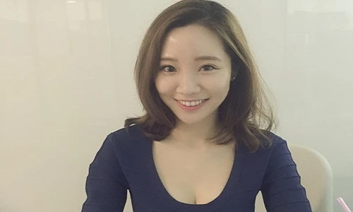 Cô giáo Hàn Quốc khiến học sinh ngẩn ngơ vì quá gợi cảm