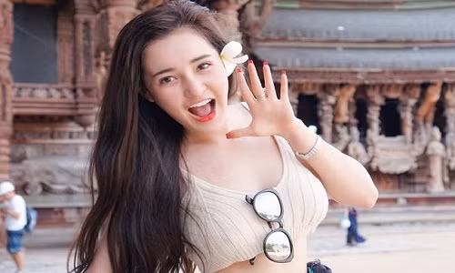 Ngân 98, Phương Mỹ Chi thi nhau ăn mặc phóng khoáng