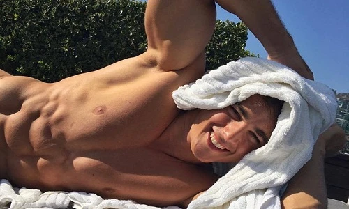 Thầy giáo bụng 6 múi nổi tiếng: "Đẹp trai là một bất lợi"