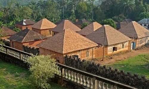 Đột nhập "chốn sung sướng" của ông hoàng có gần 100 vợ