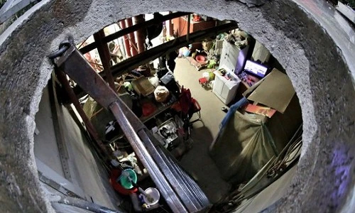 TQ: Cặp vợ chồng già sống dưới lòng đất suốt 10 năm