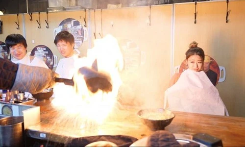 Thót tim mì bốc lửa bừng bừng ở Nhật, chọn không được chạy