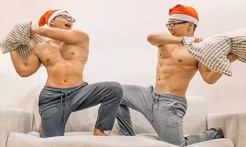 Tình yêu của cặp đôi đồng tính bụng 6 múi gây sốt