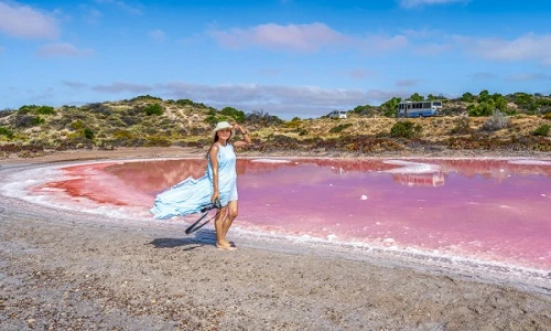 Biển màu hồng lãng mạn ở Australia khiến chị em mê mẩn