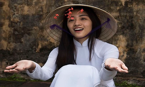Thiếu nữ Việt mặc áo dài gây xao xuyến trên mạng quốc tế