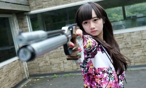 Nữ xạ thủ Olympic bị nhầm tưởng là “trẻ trâu nghịch súng”