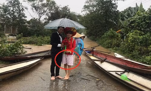 Cô dâu mặc áo dài với...quần đùi trong đám cưới ngày mưa