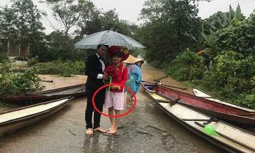 Cô dâu mặc áo dài với...quần đùi trong đám cưới ngày mưa