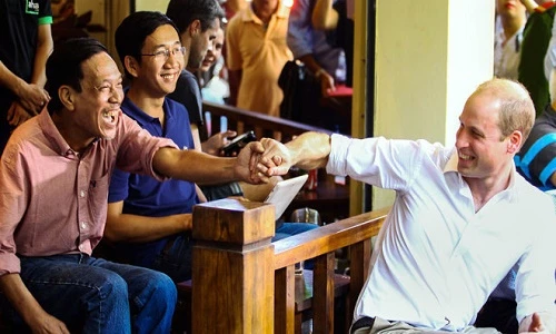 Khoảnh khắc gần gũi của Hoàng tử Anh khi vừa đến Việt Nam