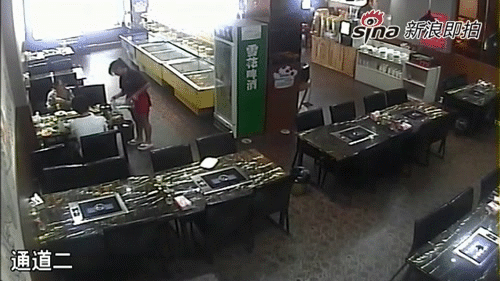 Ngọn lửa bùng lên và bắt vào người hai vị khách trẻ. Khách nữ bị bỏng nghiêm trọng.