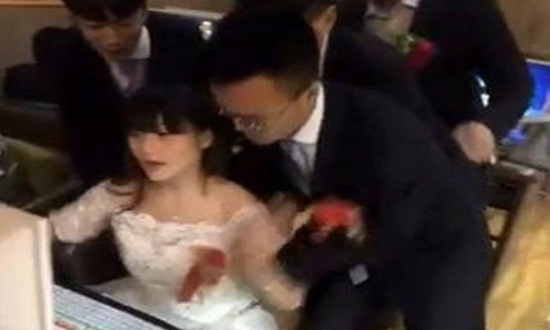 Ngày cưới cô dâu mải chơi game, chú rể kéo mãi không về