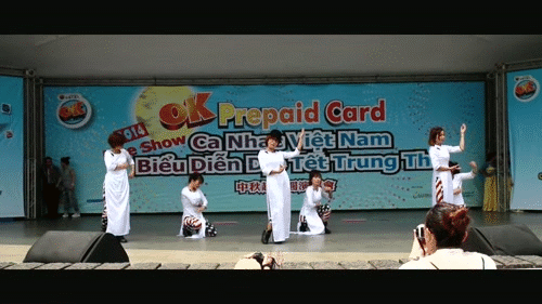 6 cô gái "lột xác" với hành động cởi, vứt áo dài truyền thống.