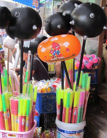 Bây giờ đồ chơi Trung Thu làm người ta nhớ đến Halloween của phương Tây với đủ các loại gậy gộc, đồ chơi, mặt nạ...