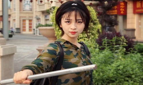 Thiếu nữ xinh đẹp múa côn nhị khúc thần tượng Lý Tiểu Long