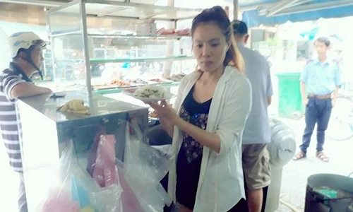 "Thánh nổ" Thảo Đô-la bị bắt gặp đi phụ bán cơm