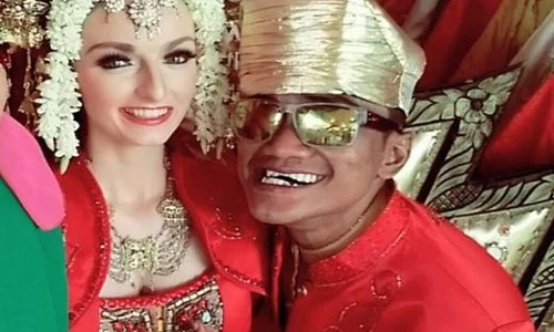 Xôn xao chàng xấu xí cưới vợ Tây xinh như tiên nữ