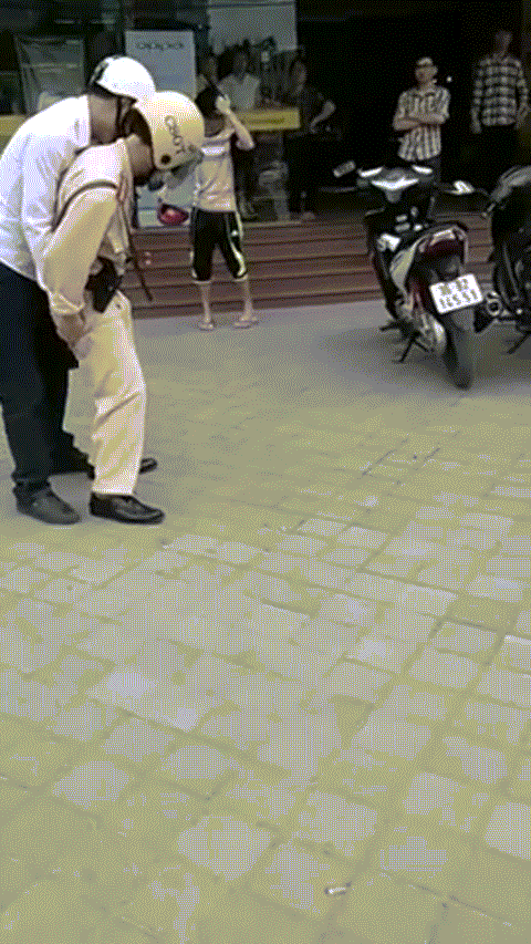 Nam thanh niên hung hăng túm cổ, vật ngã CSGT trên vỉa hè trước trung tâm thương mại Vinaconex Thanh Hóa.