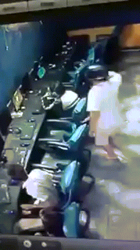 Cảnh ông bố đánh đấm liên tiếp cậu học sinh gây nhiều tranh cãi.