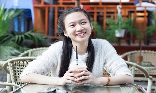 Ảnh đời thường dễ thương của 9X tặng hoa thủ tướng Canada