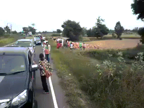 Người dân đỗ xe giữa đường, xúm vào xe bia và hớn hở hôi của như trảy hội.