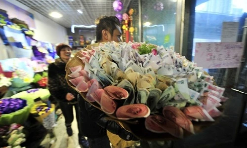 Trào lưu tặng hoa cuốn tiền khoe giàu sang, chảnh chọe