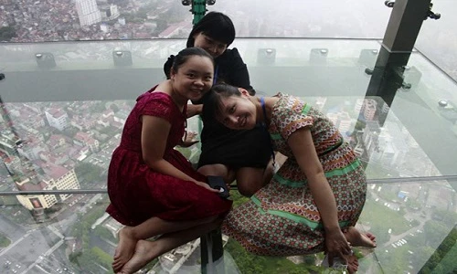 “Run chân” đi dạo trên sàn kính ở độ cao 267m tại HN