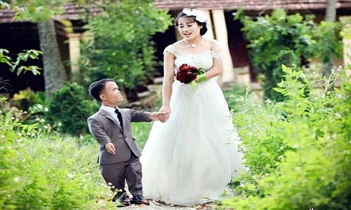 Chuyện tình của các cặp đôi "nàng khổng lồ, chàng tí hon"