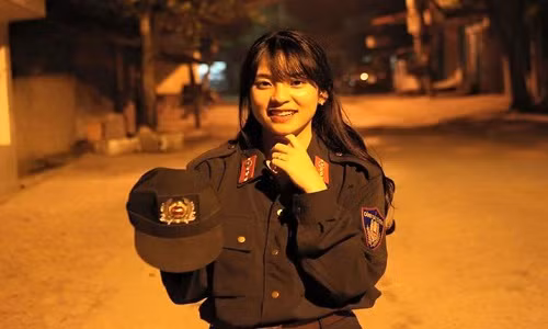 “Bạn gái tin đồn” của Công Phượng hóa nữ CSCĐ tuyệt xinh