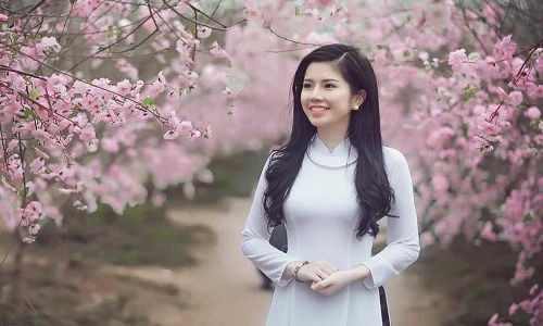 Nữ tiếp viên hàng không mang vẻ đẹp lai tinh khôi đón Tết