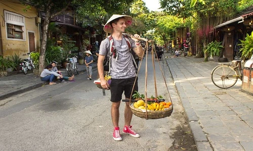Ảnh hot boy ngoại quốc bán chuối ở Hội An gây tranh cãi