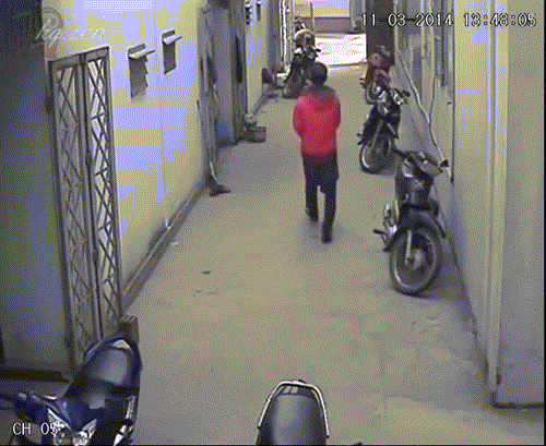 Nam thanh niên nhảy đá thẳng vào người tên trộm và tức tốc truy đuổi.