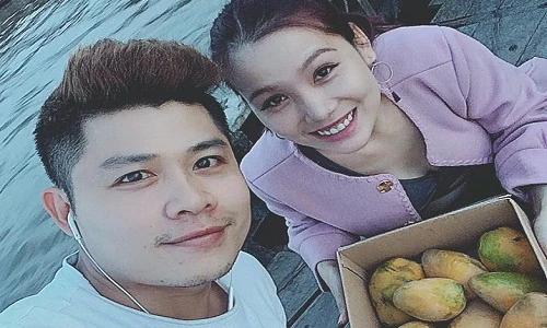 Cách NS Nguyễn Văn Chung chiều vợ xinh đẹp có 1-0-2