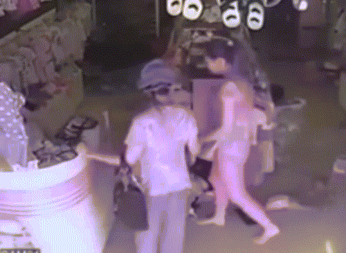 Màn phối hợp rất nhịp nhàng... cô gái trẻ tiến lên để che chắn cho bà già đứng sau lưng hành sự.