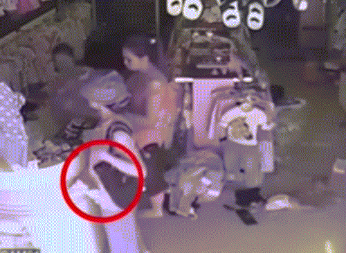 Bà già tranh thủ lúc nhân viên bán hàng sơ hở, trộm đồ bỏ vào túi xách.