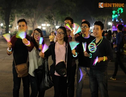 Giới trẻ quậy tưng bừng đêm Hà Nội tắt đèn